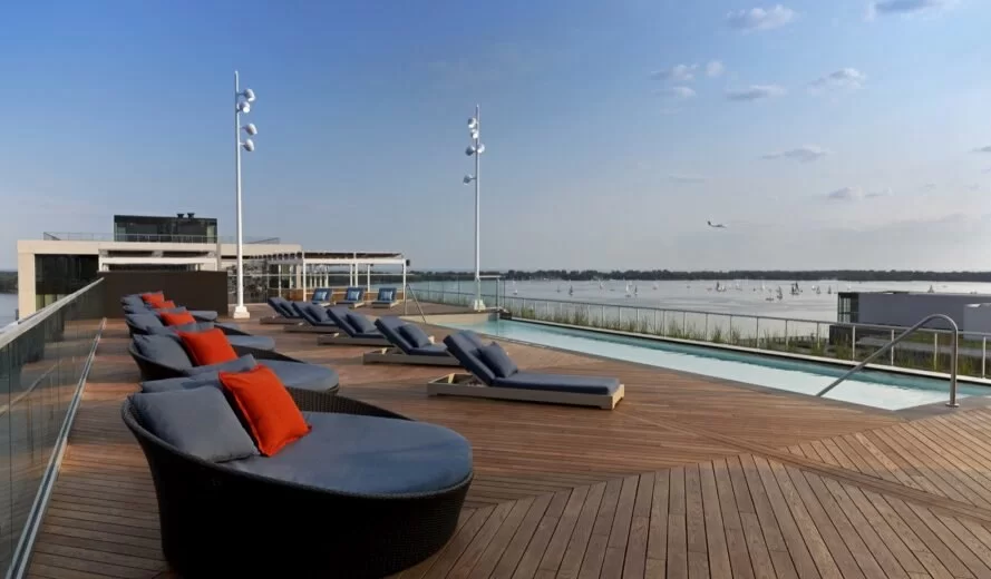 Chaises longues bleues sur une terrasse en bois