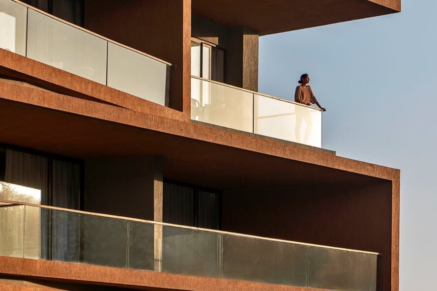 homme, dehors, balcon, verre, balustrades