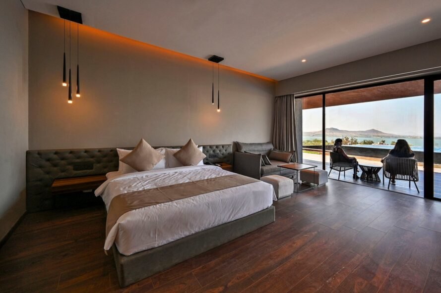 grand lit dans une suite d'hôtel spacieuse