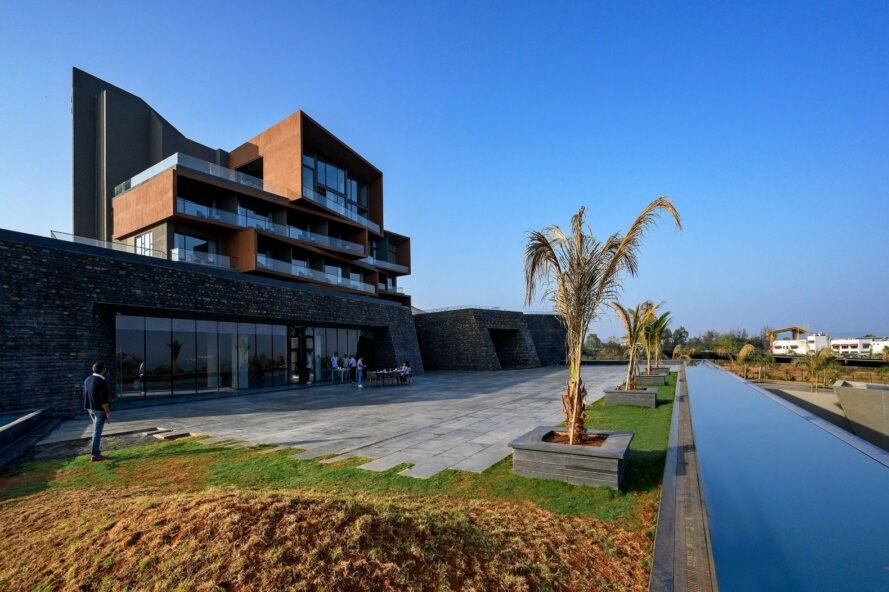hôtel situé au bord d'une rivière
