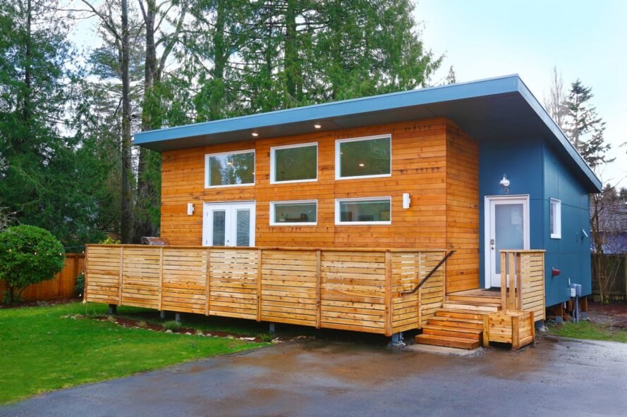 maison en bois avec diverses fenêtres