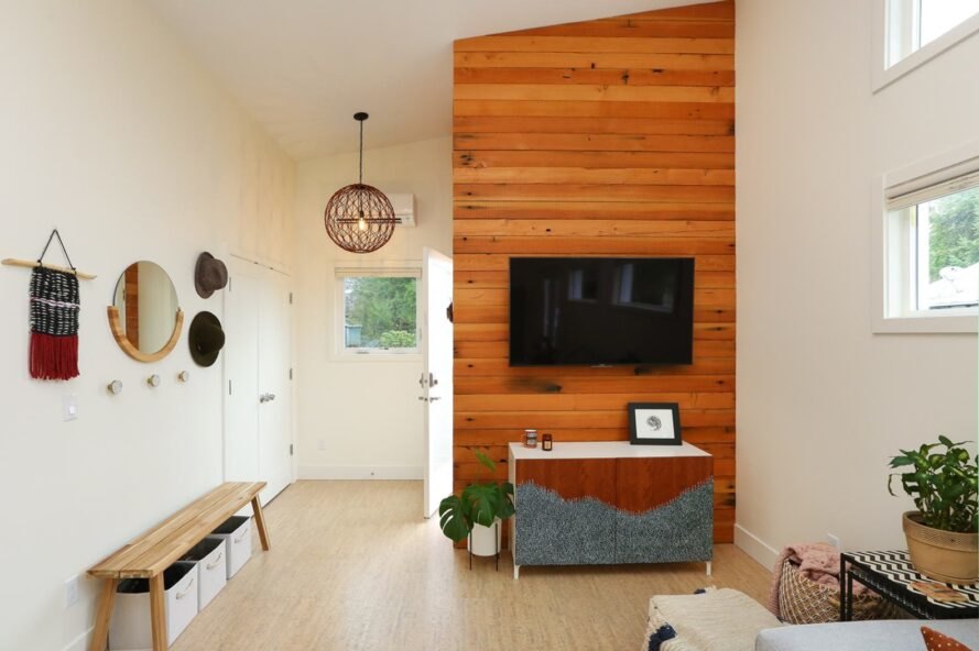 espace de vie intérieur avec mur d'accent en bois