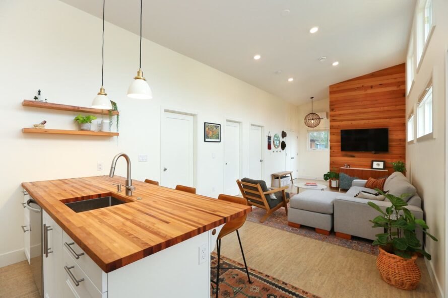 petit espace de vie à la maison avec îlot de cuisine en bois