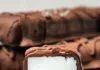Barres de primes végétaliennes – Recette Dessert vegan Barres de primes végétaliennes sur une planche de bois.
