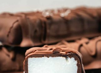 Barres de primes végétaliennes – Recette Dessert vegan Barres de primes végétaliennes sur une planche de bois.