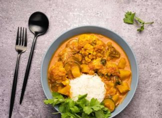 Le meilleur curry végétalien de tous les temps Curry végétalien avec riz basmati et coriandre fraîche dans des bols bleus.
