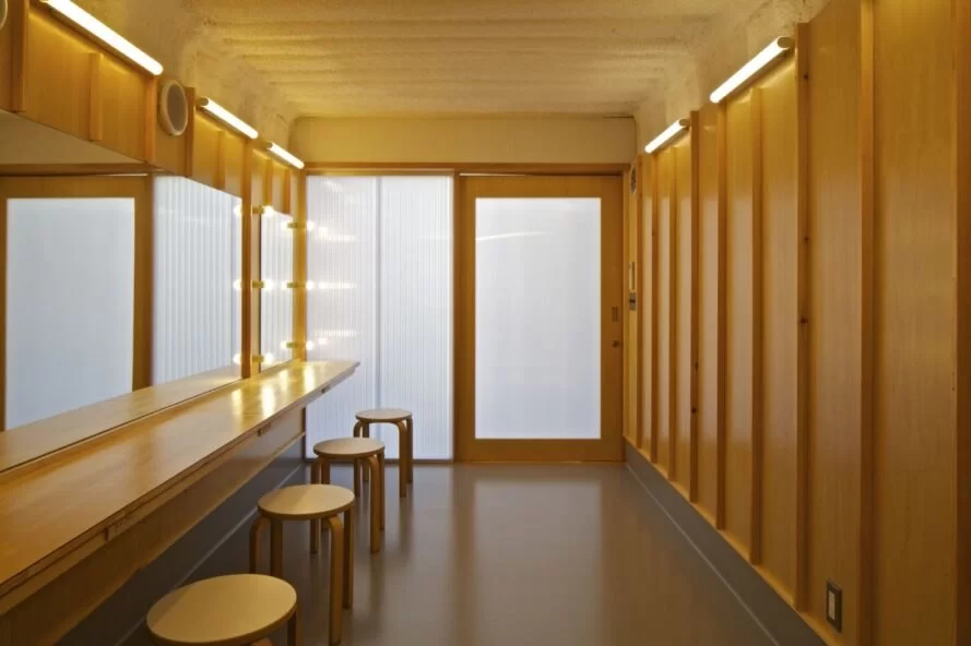 intérieur du conteneur d'expédition doublé de bois avec tabourets de bar et une longue table étroite