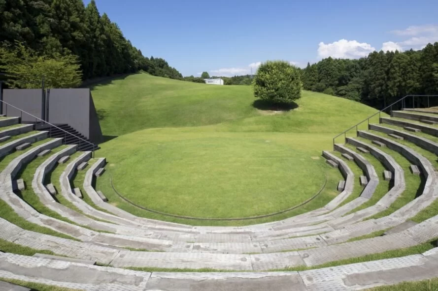amphithéâtre ouvert face aux collines verdoyantes