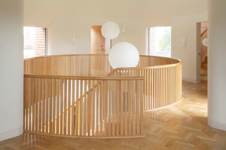 haut de la cage d'escalier avec garde-corps en bois