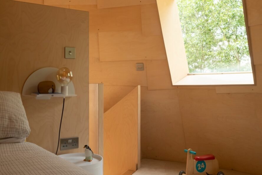 chambre bordée de bois avec grande fenêtre carrée