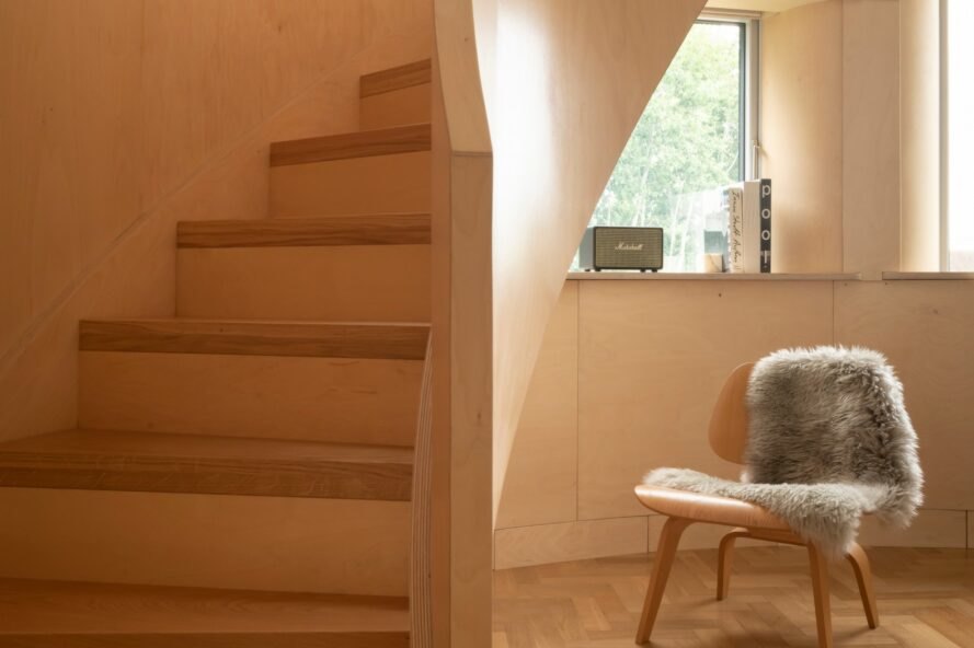 petit coin avec chaise à côté d'un escalier en bois
