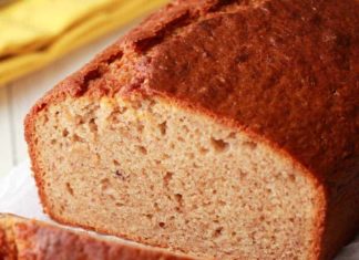 Pain aux bananes végétalien (le meilleur jamais!) Une miche de pain aux bananes végétalien en tranches sur du papier sulfurisé.
