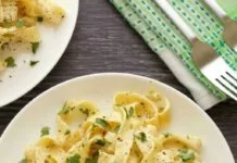 Sauce Alfredo végétalienne – Recette vegan Sauce Alfredo végétalienne et fettucine garnie de persil frais sur une plaque blanche.