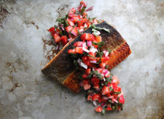 Saumon croustillant avec salsa fraise et basilic – Gourmet