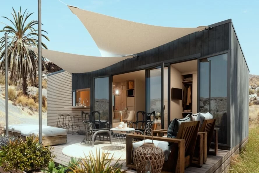 espace de pont en plein air avec des portes coulissantes en verre menant à une petite maison