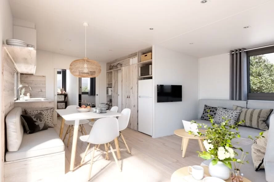 espace de vie pittoresque à l'intérieur d'une petite maison