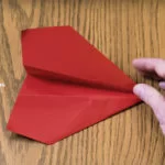 Instructions étape par étape pour fabriquer l’avion en papier qui a battu des records du monde