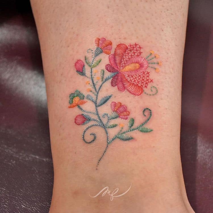 Artiste de tatouage de broderie