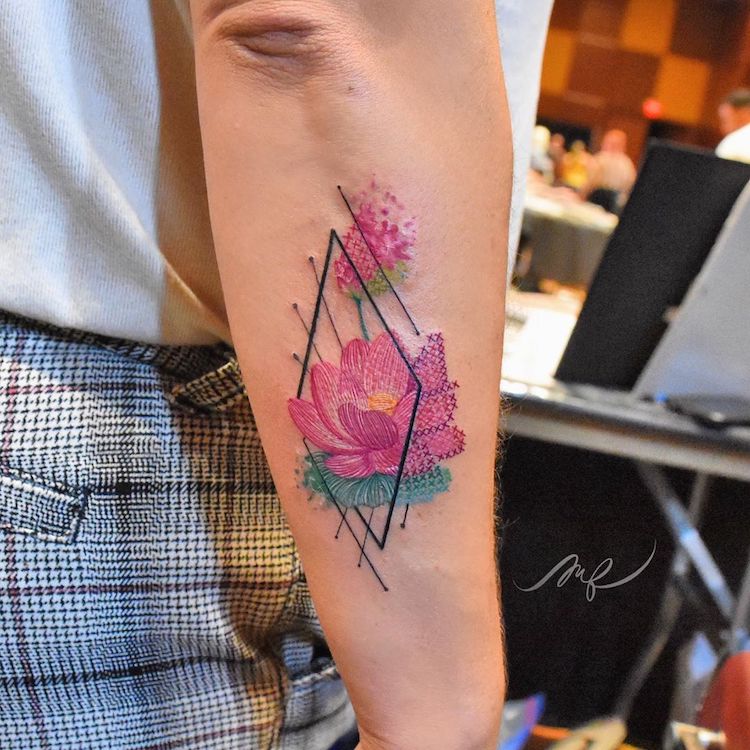 Artiste de tatouage de broderie