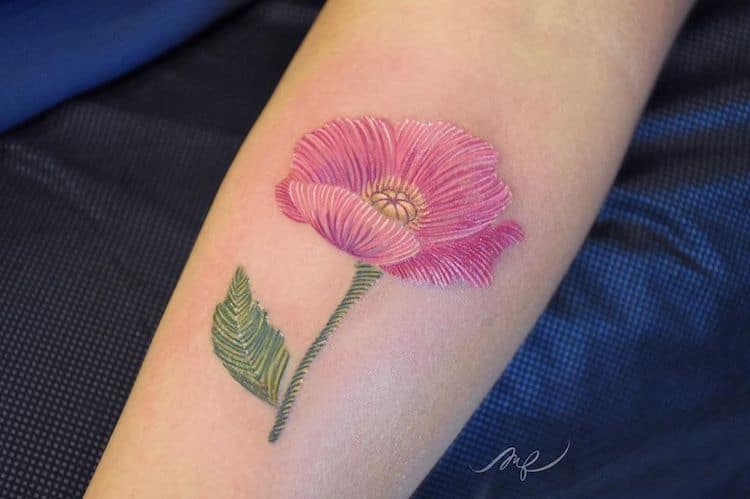 Artiste de tatouage de broderie