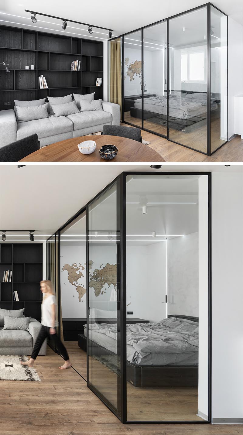Situé directement à côté du salon de cet appartement moderne, se trouve une chambre vitrée qui offre une séparation avec le reste de l'appartement, mais permet en même temps à la lumière naturelle de la fenêtre de traverser la chambre. #GlassEnclosedBedroom #ModernApartment #BedroomDesign