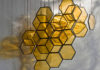 Les nids d’abeilles et les grues en origami se balancent dans des suspensions en vitrail fragiles par Lesley Green