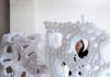 À l’aide de papier calque et d’eau de riz, le designer Pao Hui Kao crée une collection de meubles solides