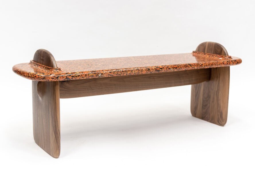 banc en bois sur fond blanc