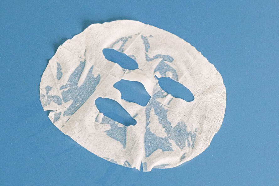 un masque de drap blanc sur fond bleu