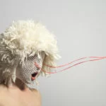 Les masques extravagants de threadstories offrent un commentaire culturel sur l’individualité et les médias sociaux
