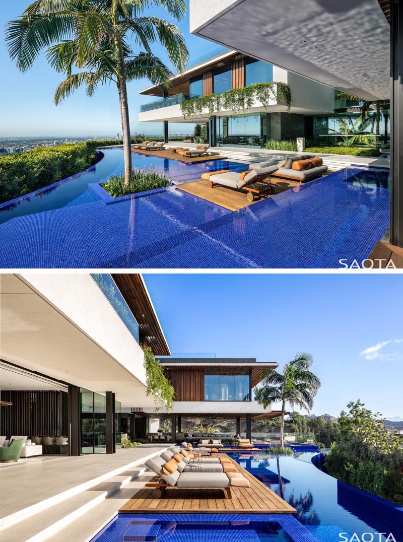 Les multiples terrasses en bois, qui descendent des principaux espaces de vie de l'intérieur, sont idéales pour se détendre au bord de la piscine et ont suffisamment de place pour les transats, les banquettes-lits, les tables d'appoint et les poufs. #SwimmingPool #PoolDeck #Deck #Architecture #PoolDesign