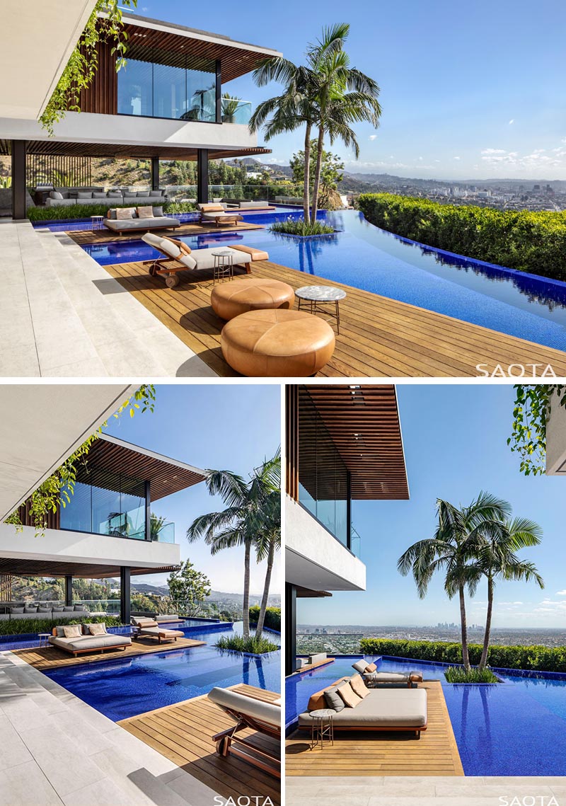 Les multiples terrasses en bois, qui descendent des principaux espaces de vie de l'intérieur, sont idéales pour se détendre au bord de la piscine et ont suffisamment de place pour les transats, les banquettes-lits, les tables d'appoint et les poufs. #SwimmingPool #PoolDeck #Deck #Architecture #PoolDesign
