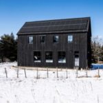 Une maison à énergie solaire dans le Maine reste au chaud avec un design passif