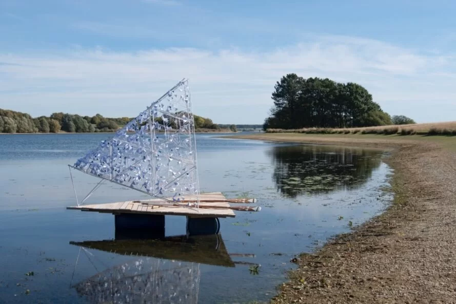 petit radeau en bois avec couvercle triangulaire ouvert