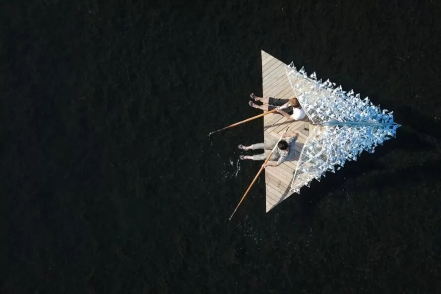 deux personnes sur un radeau triangulaire