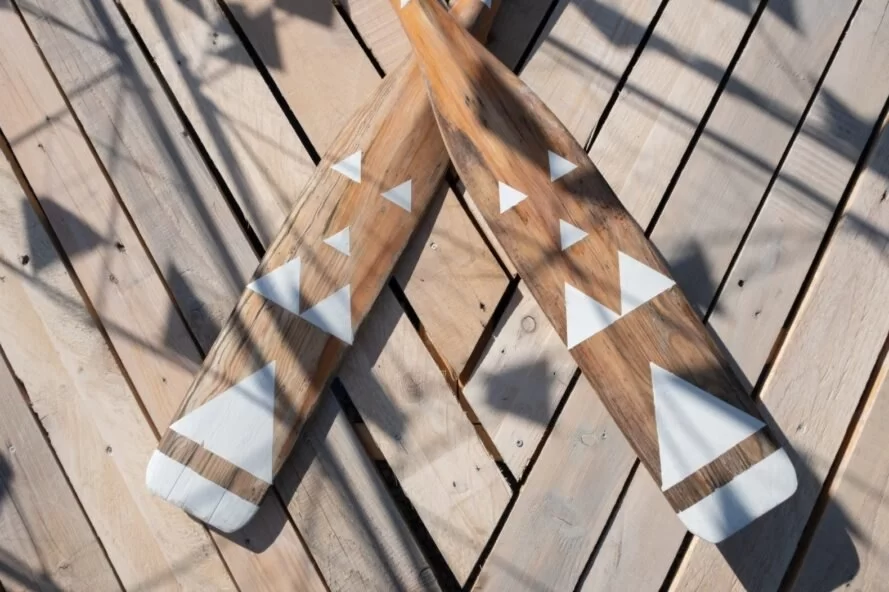 rames de bateau avec triangles blancs