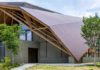 Un toit en CLT semblable à un origami couronne ce bureau au Japon
