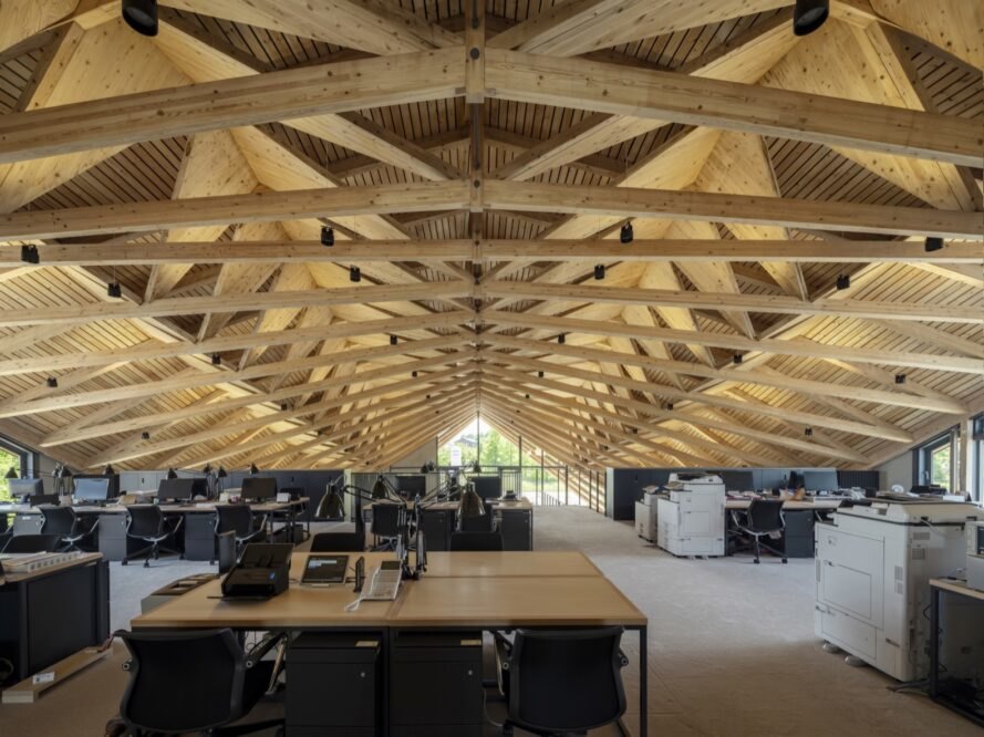 bureaux en bois sous un plafond en bois