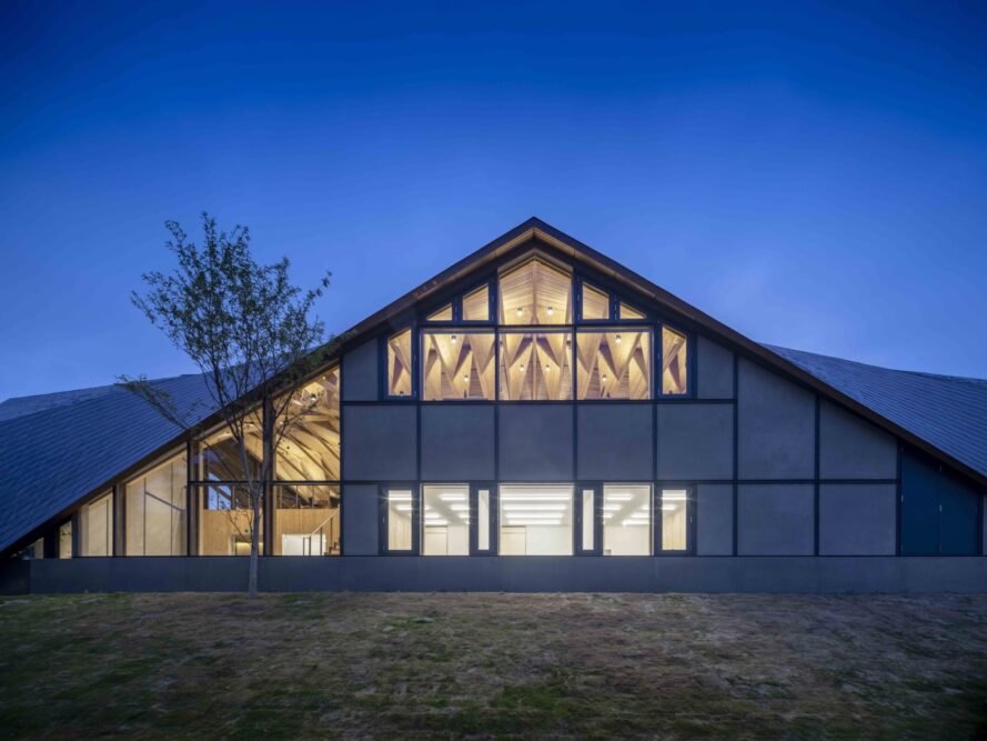 Image latérale d'un immeuble de bureaux avec toit à pignon
