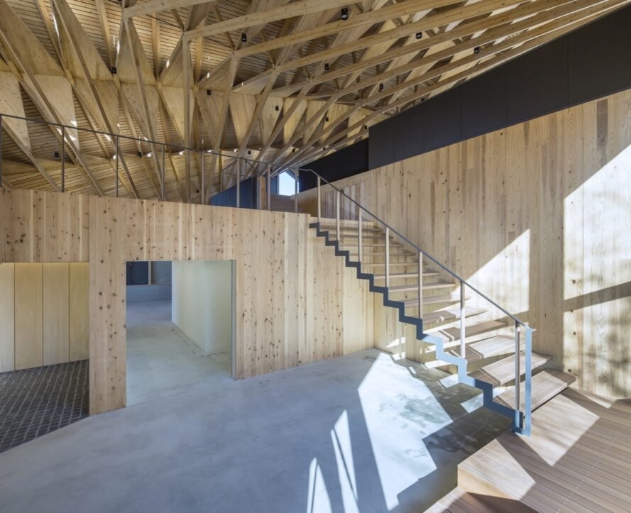 escalier en bois menant à un loft
