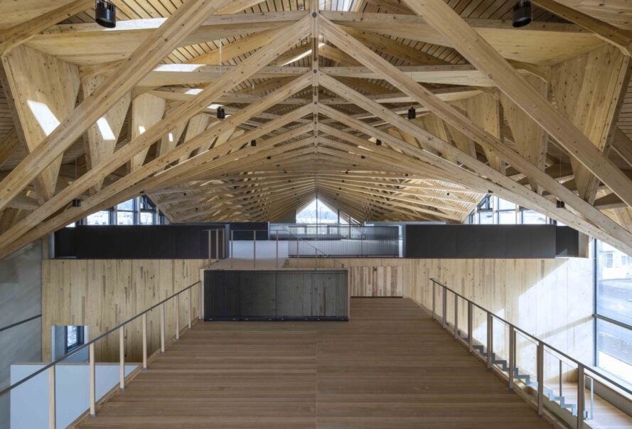 bureau en bois sur loft en bois sous poutres apparentes