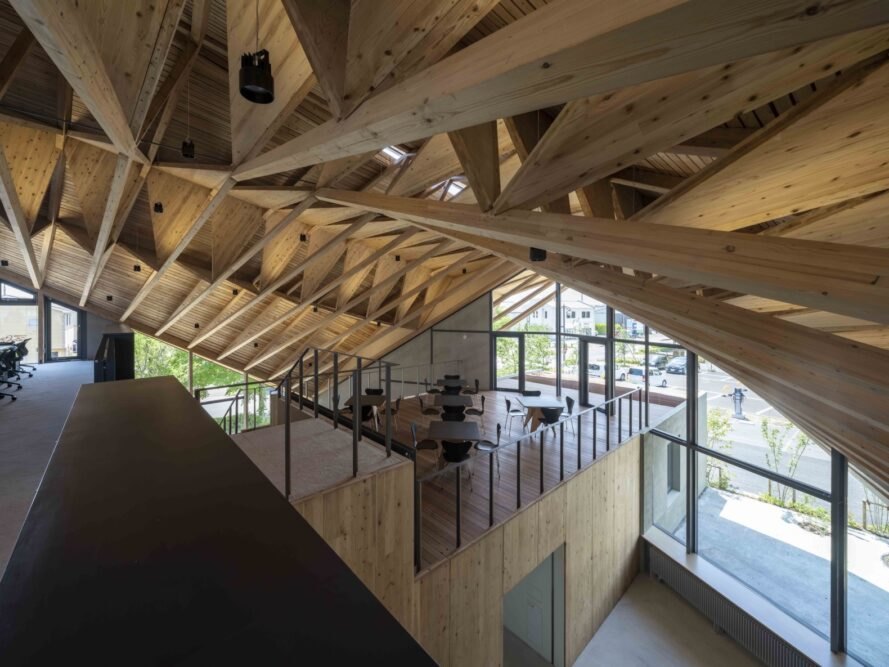 vue aérienne de l'immeuble de bureaux au premier étage et loft avec poutres apparentes au plafond en bois