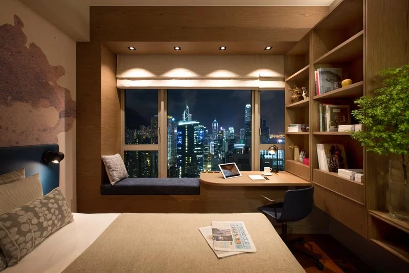 Dans le cadre d'un espace de cohabitation / de travail à Hong Kong, Adapa Architects Limited a conçu une chambre qui comprend un siège de fenêtre et un bureau combinés. #BedroomIdeas #BedroomDesign #WindowSeat #BuiltInDesk #DeskIdeas