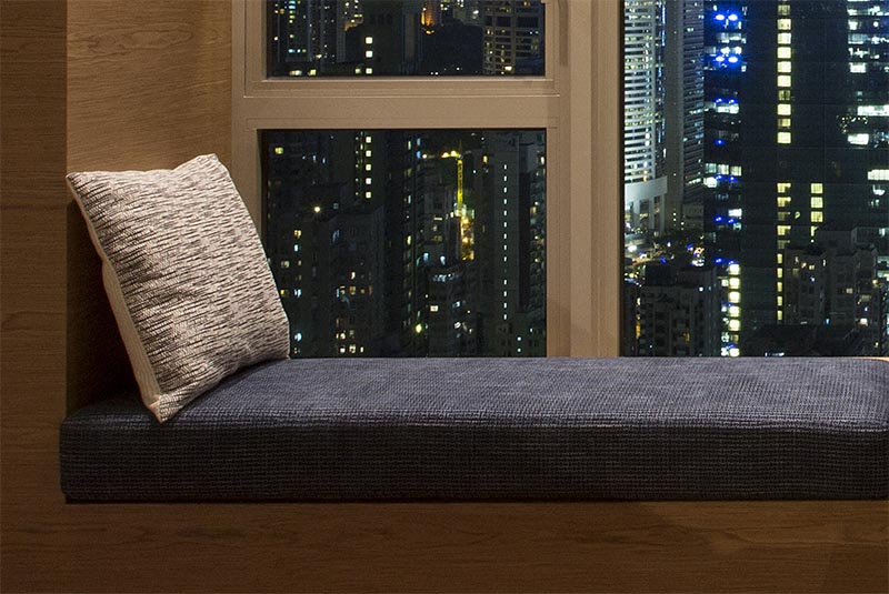 Dans le cadre d'un espace de cohabitation / de travail à Hong Kong, Adapa Architects Limited a conçu une chambre qui comprend un siège de fenêtre et un bureau combinés. #BedroomIdeas #BedroomDesign #WindowSeat #BuiltInDesk #DeskIdeas