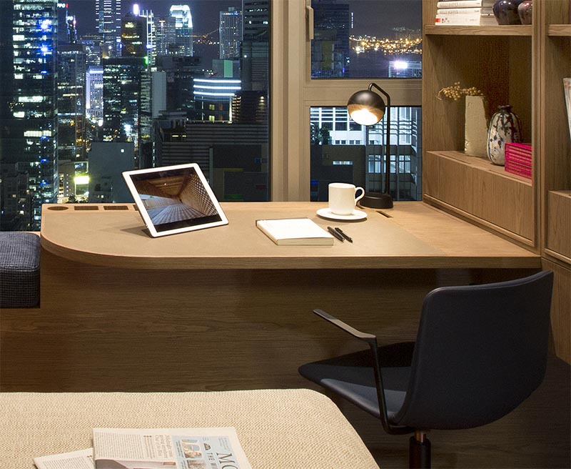 Dans le cadre d'un espace de cohabitation / de travail à Hong Kong, Adapa Architects Limited a conçu une chambre qui comprend un siège de fenêtre et un bureau combinés. #BedroomIdeas #BedroomDesign #WindowSeat #BuiltInDesk #DeskIdeas