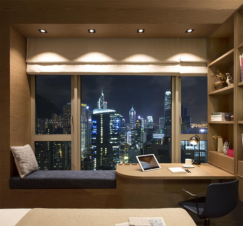 Dans le cadre d'un espace de cohabitation / de travail à Hong Kong, Adapa Architects Limited a conçu une chambre qui comprend un siège de fenêtre et un bureau combinés. #BedroomIdeas #BedroomDesign #WindowSeat #BuiltInDesk #DeskIdeas