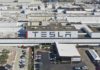 Tesla réduit les salaires et les départs aux États-Unis