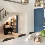 Un petit coin de lecture sous les escaliers fait usage d’un espace autrement maladroit