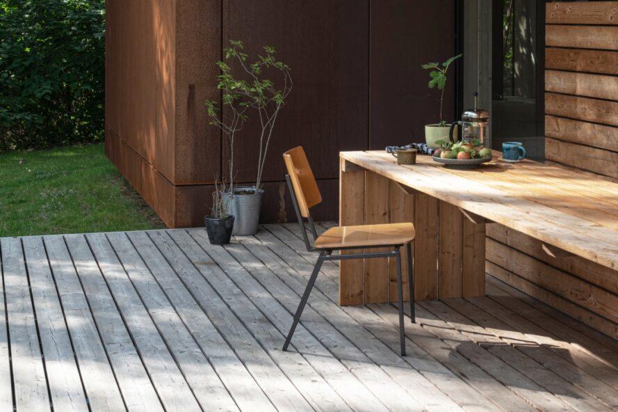 table et chaise sur une terrasse en bois extérieure