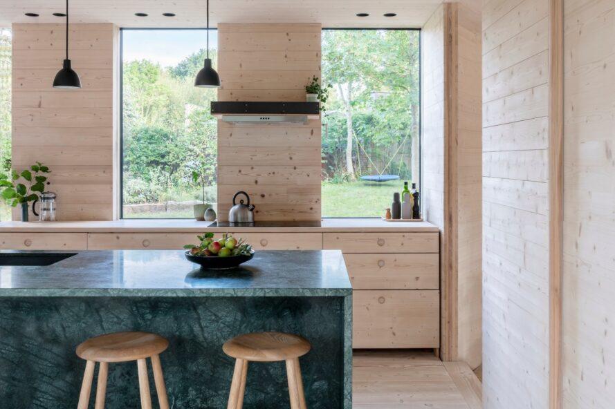 cuisine en bois clair avec îlot gris foncé